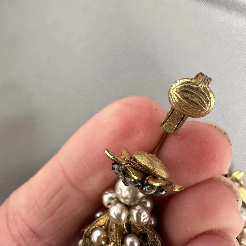 Vintage 80s Faux Pearl Gold Tone Tiered Gatsby Chandelier Clip On Earrings - Picture 6 of 7